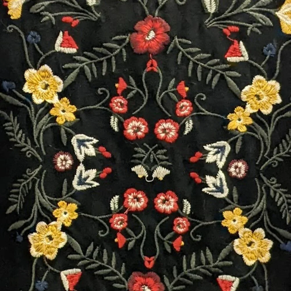 "Les Amis" Floral Embroidered Tee in Size L - Picture 11 of 16